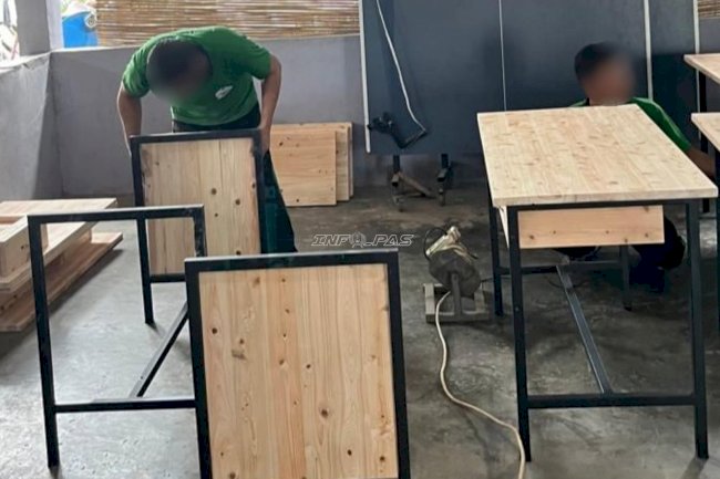 Warga Binaan Lapas Metro Produksi Meja Modern dari Kayu Jati Belanda