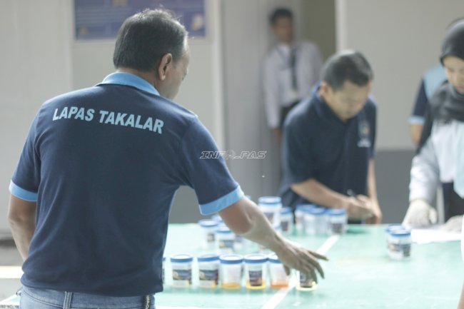 Pastikan Lapas Bersih Narkoba, Petugas dan Warga Binaan Lapas Takalar Jalani Tes Urine