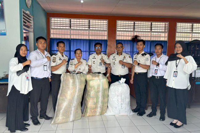 Bakti Sosial Pemasyarakatan, Lapas Tolitoli Salurkan Bantuan bagi Korban Bencana Sumatera