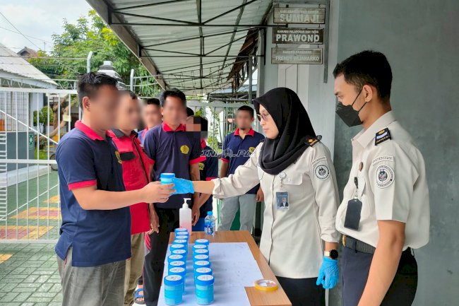 Pimpin Langsung Tes Urine, Kalapas Jember Tegaskan Lapas Bersih dari Narkoba