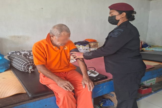 Pelayanan Kesehatan Rutin, Lapas Saparua Pantau Kesehatan Warga Binaan Lansia