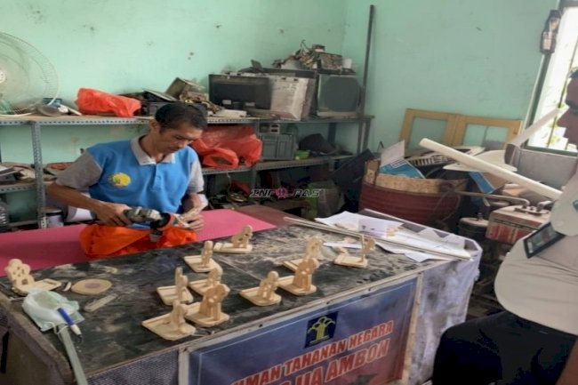 Holder Ponsel dan Pot Bunga Buatan Warga Binaan Diborong Pengunjung Rutan Ambon