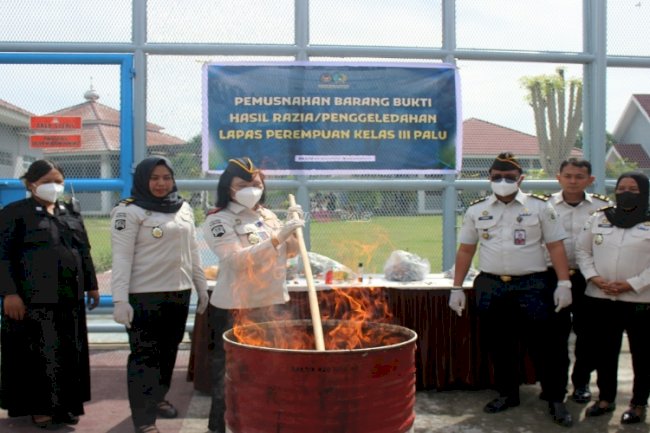 Ciptakan Lapas Bersih, Lapas Perempuan Palu Musnahkan Barang Terlarang Hasil Razia