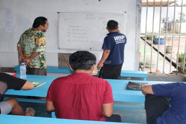 Pembelajaran Paket C Matematika di Lapas Banjarmasin, Warga Binaan Dalami SPLDV