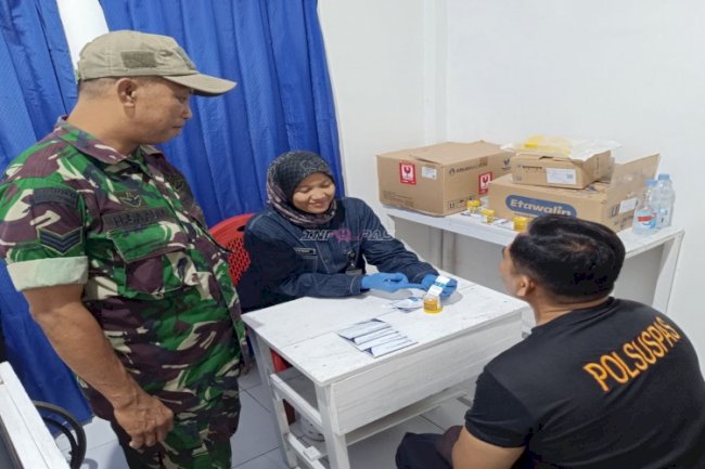 Petugas Pengamanan Lapas Wahai Jalani Tes Urine dengan Pendampingan APH