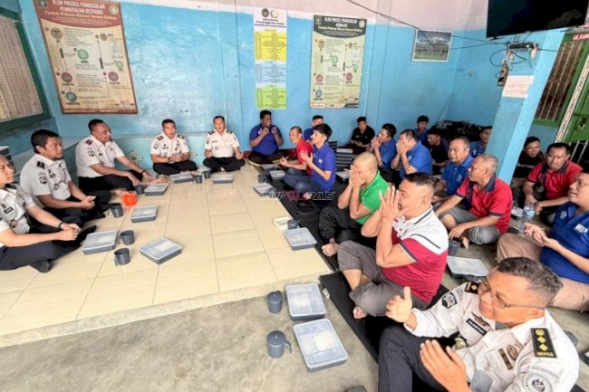 Kalapas Sarolangun Lesehan Santap Nasi dan Lauk Cadong bersama Warga Binaan 