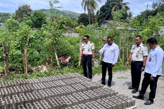 Kalapas Kalabahi Tinjau Tempat Percetakan Batako Warga Binaan Asimilasi