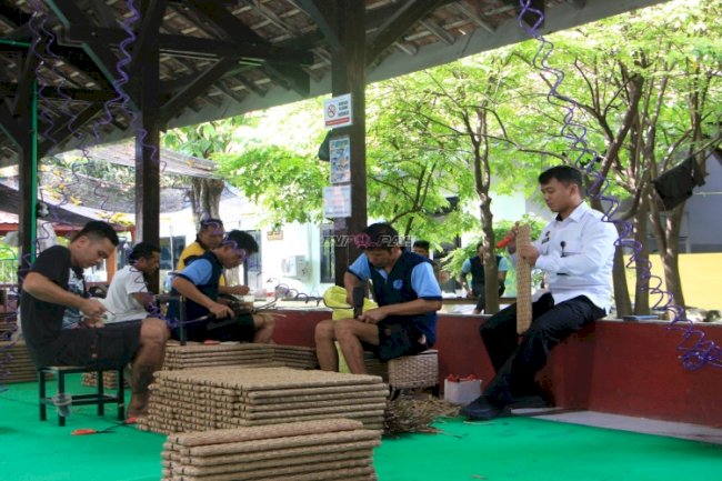 Banyak Diminati, Warga Binaan Lapas Kelas I Madiun Antusias Buat Anyaman Rotan
