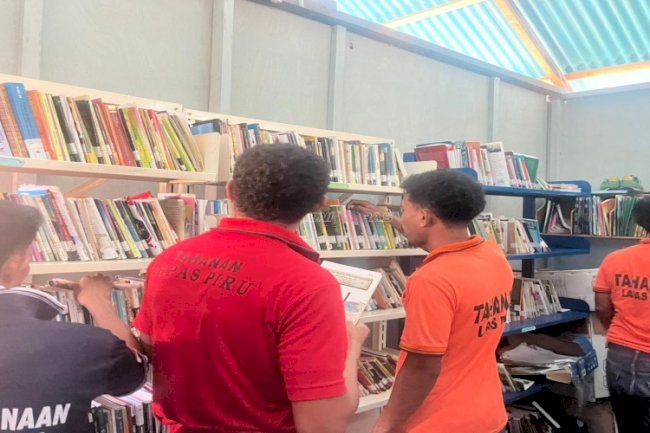 Budaya Literasi Tumbuh di Lapas Piru, Warga Binaan Rutin Manfaatkan Perpustakaan