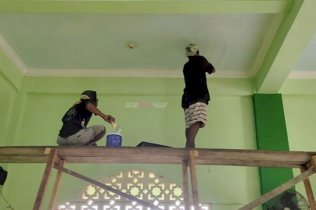 Sambut Ramadan, Narapidana Asimilasi Lapas Wahai Berbaur dengan Masyarakat Mengecat Masjid