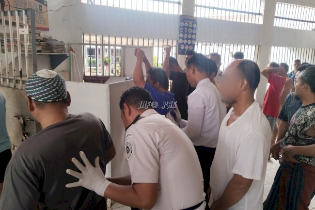 Perkuat Keamanan, Rutan Pelaihari Gelar Penggeledahan Kamar Hunian Blok B