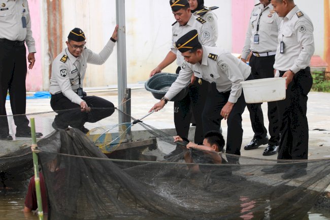 Panen Raya Serentak, LPKA Martapura Panen Ikan Nila dan Kangkung