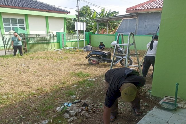 Klien Bapas Pekalongan Laksanakan Aksi Sosial Bersih-Bersih Lingkungan KUA Adiwera