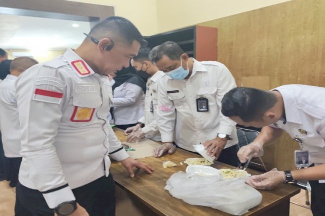 Kalapas Jember Pantau Langsung Layanan Kunjungan Warga Binaan