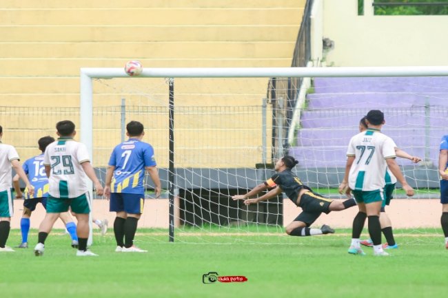 Jalin Kolaborasi Positif, Lapas Kelas I Madiun dan Bank Mandiri Madiun Adu Sportivitas di Lapangan Hijau