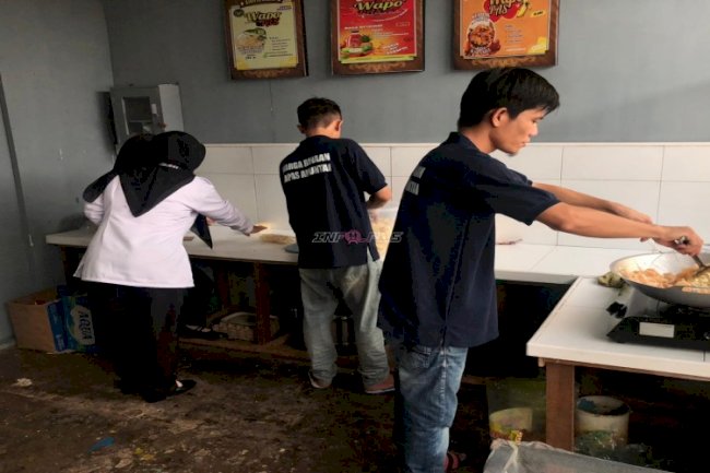 Asah Kemandirian Warga Binaan, Lapas Amuntai Kembangkan Produksi Kerupuk Udang dan Kerupuk Unyil