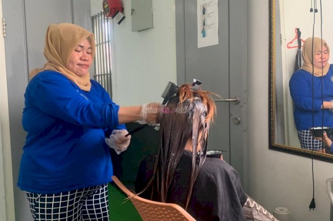 Lapas Perempuan Palu Fasilitasi Warga Binaan Pelajari Teknik Hair Color dan Smoothing