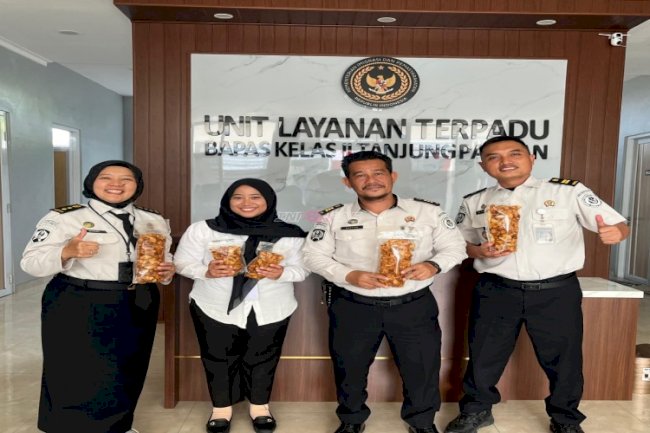 Bersama Peserta Magang, Klien Bapas Tanjungpandan Olah Keripik Singkong Balado Bernilai Ekonomis