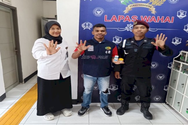 Pastikan Pembinaan Berhasil, Satu Warga Binaan Lapas Wahai Tes Urine Jelang Bebas