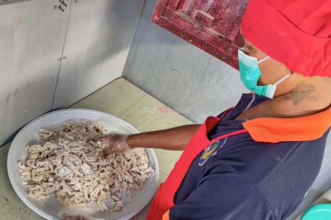 Perluas Ragam Produk Pangan, Lapas Kotabaru Hadirkan Keripik Usus sebagai Produk UMKM Baru