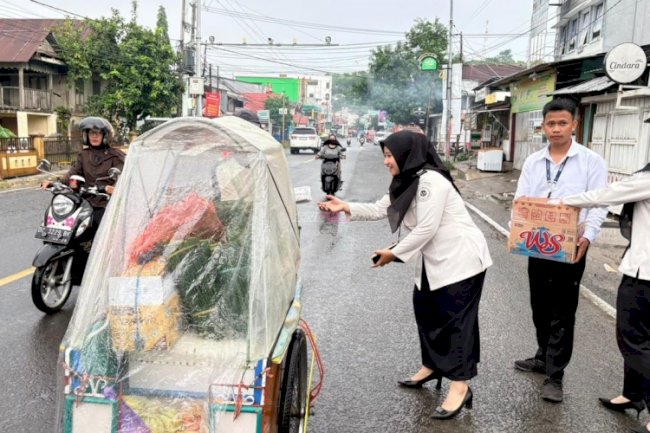 Wujud Kepedulian Sosial, Rutan Majene Bagikan Makanan kepada Masyarakat