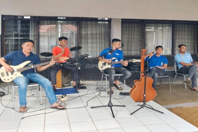 Kunjungan Penuh Cerita, RAWANA Band Ajak Pengunjung Rutan Pelaihari Ikut Bernyanyi