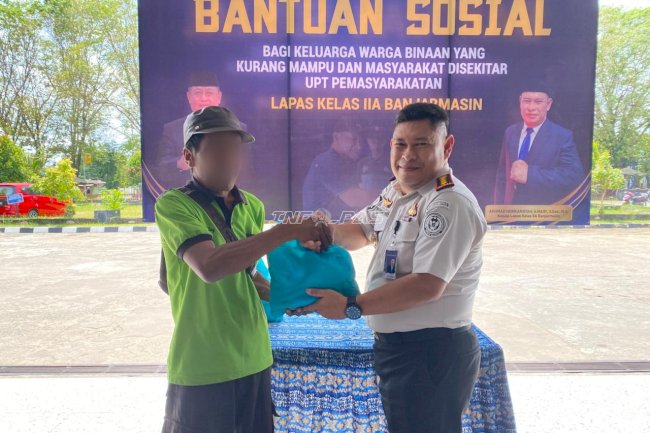 Lapas Banjarmasin Salurkan 50 Paket Bantuan Sosial bagi Masyarakat Sekitar