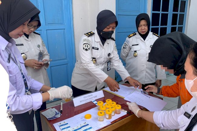Wujudkan Lingkungan Bersih dari Narkoba, Lapas Perempuan Martapura Gelar Tes Urine Mendadak