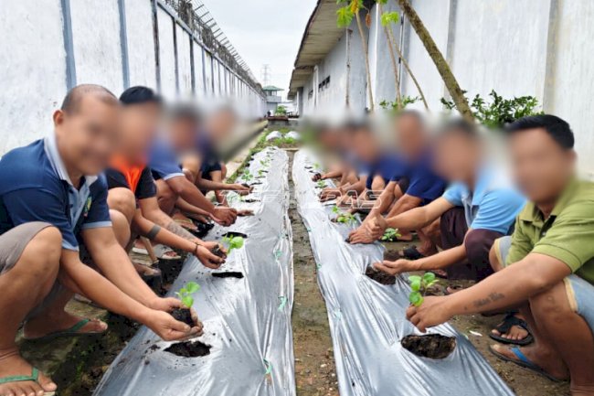 Manfaatkan Lahan Idle, Lapas Banjarmasin Tanam 200 Bibit Terong Ungu