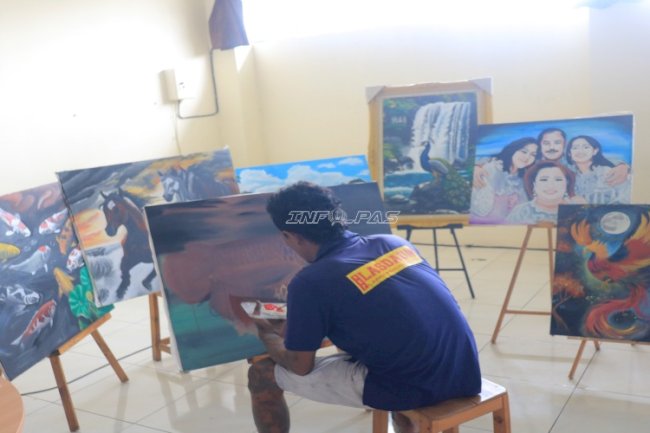 Warga Binaan Lapas Pemuda Madiun Ekspresikan Keterampilan Seni Lukis