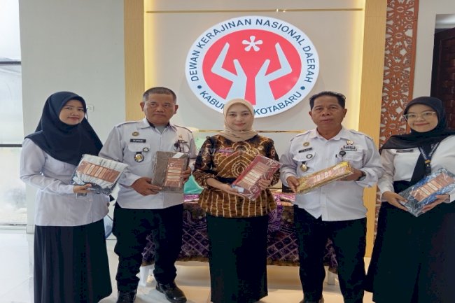 Dukung Pemasaran UMKM, Lapas Kotabaru Serahkan Kain Sasirangan ke DEKRANASDA
