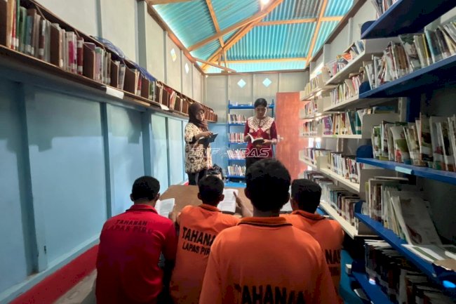 Perkuat Pembinaan, Peserta Magang Dampingi Literasi Warga Binaan Lapas Piru