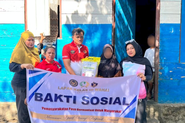 Wujud Kepedulian Sosial, Lapas Wahai Bagikan Bansos untuk Warga Sekitar