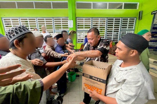 Sentuhan Humanis, Lapas Narkotika Karang Intan Berbagi di Jumat Berkah