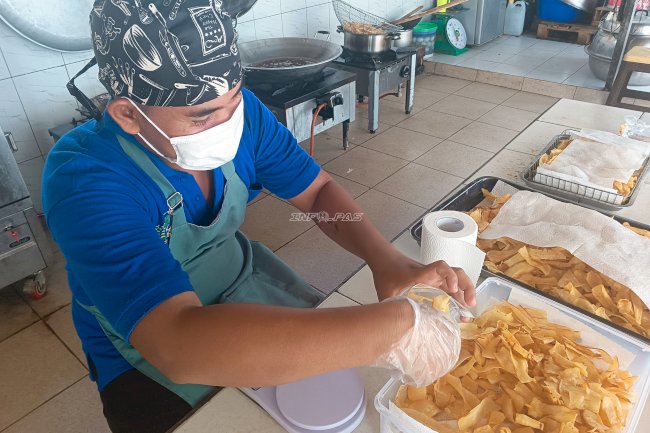 Rutan Rantau Kembangkan UMKM Warga Binaan lewat Produksi Keripik Singkong Rura