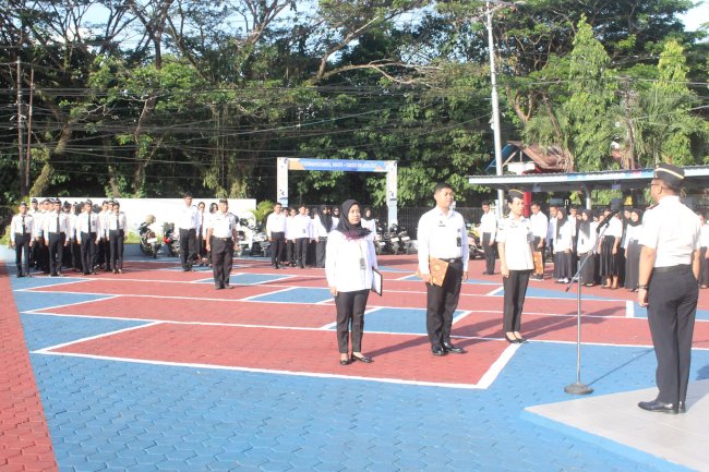 Wujud Apresiasi dan Motivasi, Kanwil Ditjenpas Maluku Berikan Penghargaan Petugas Teladan