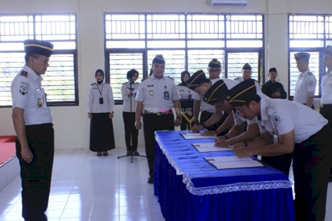 Kakanwil Ditjenpas Sultra Lantik Enam ASN Alumni Poltekip dan Dua Pejabat Fungsional