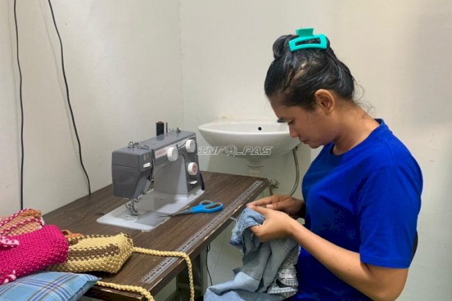 Lapas Perempuan Palu Latih Warga Binaan Keterampilan Menjahit Lapisan Tas