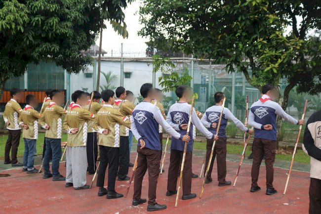 Disiplin, Kompak, dan Berkarakter, Warga Binaan Lapas Cibinong Ditempa Lewat Latihan Pramuka LKBB Tongkat