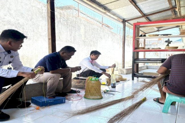 Tingkatkan Kemandirian, Warga Binaan, Rutan Majene Sulap Bambu dan Lidi Jadi Produk Bernilai Jual