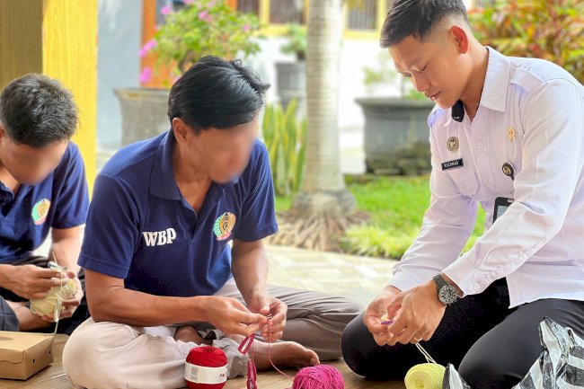 Produktif dan Bernilai Jual, Warga Binaan Rutan Magetan Terima Premi Hasil Merajut