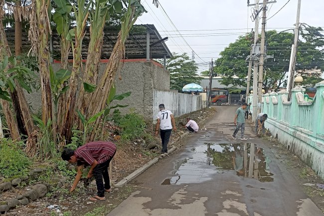 Klien Bapas Pekalongan Laksanakan Aksi Sosial Bersih-Bersih di Desa Tembokbanjaran