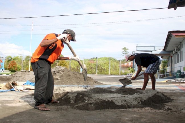 Lapas Piru Produksi Batako Perdana untuk Pembangunan Hanggar Gedung Serbaguna