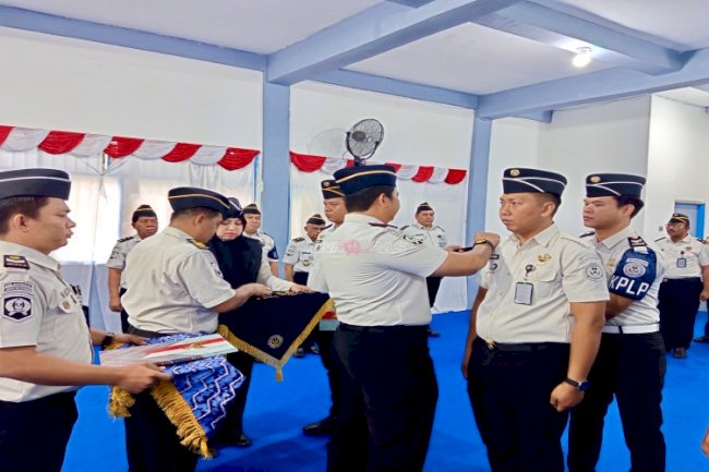 Penyematan Tanda Kenaikan Pangkat, Kalapas Kotabaru Tekankan Profesionalisme dan Tanggung Jawab