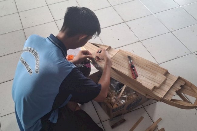 Asah Keterampilan, Rutan Marabahan Bina Warga Binaan lewat Kerajinan Miniatur Kapal Bambu