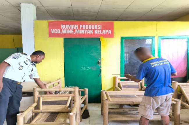 Pembinaan di Balik Jeruji, Lapas Kalabahi Bekali Warga Binaan dengan Keahlian Pertukangan Kayu