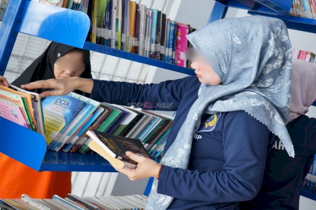 Isi Waktu Luang, Warga Binaan Lapas Blitar Aktif Kunjungi Pojok Literasi