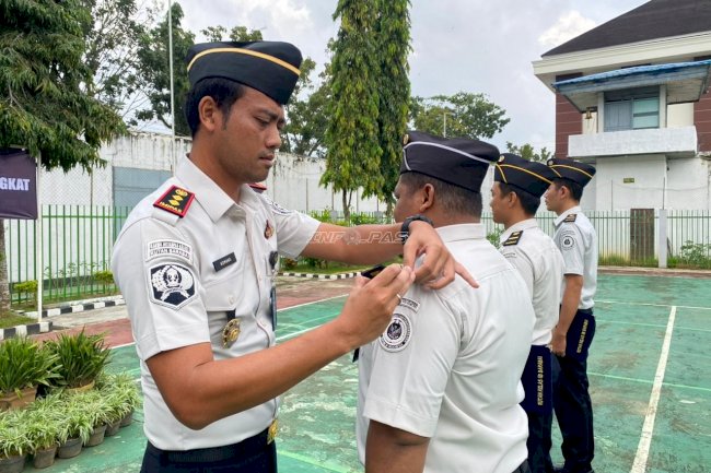 Tiga Pegawai Rutan Barabai Terima Kenaikan Pangkat Penyetaraan Ijazah