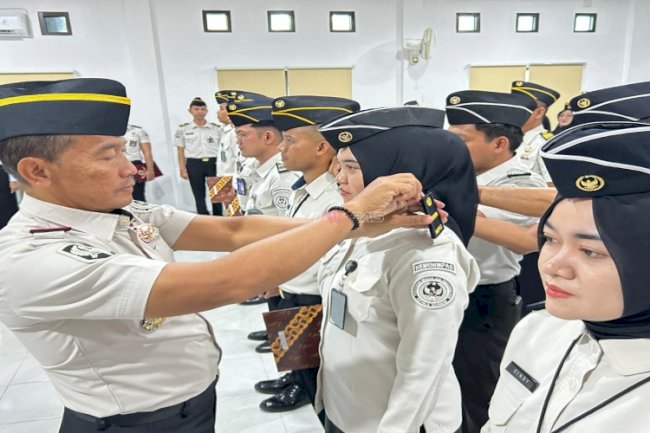 Plt. Kakanwil Ditjenpas Kep. Babel Sematkan Tanda Kenaikan Pangkat kepada Tujuh Petugas