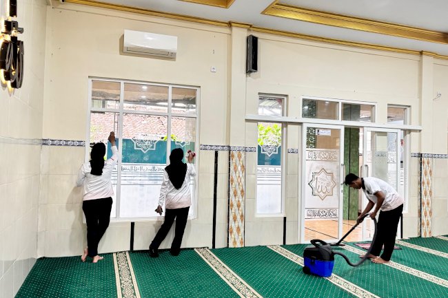 Jelang Ramadan, Lapas Jember Gotong Royong Bersihkan Masjid